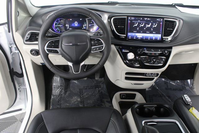 Used 2024 Chrysler Pacifica Select image 10