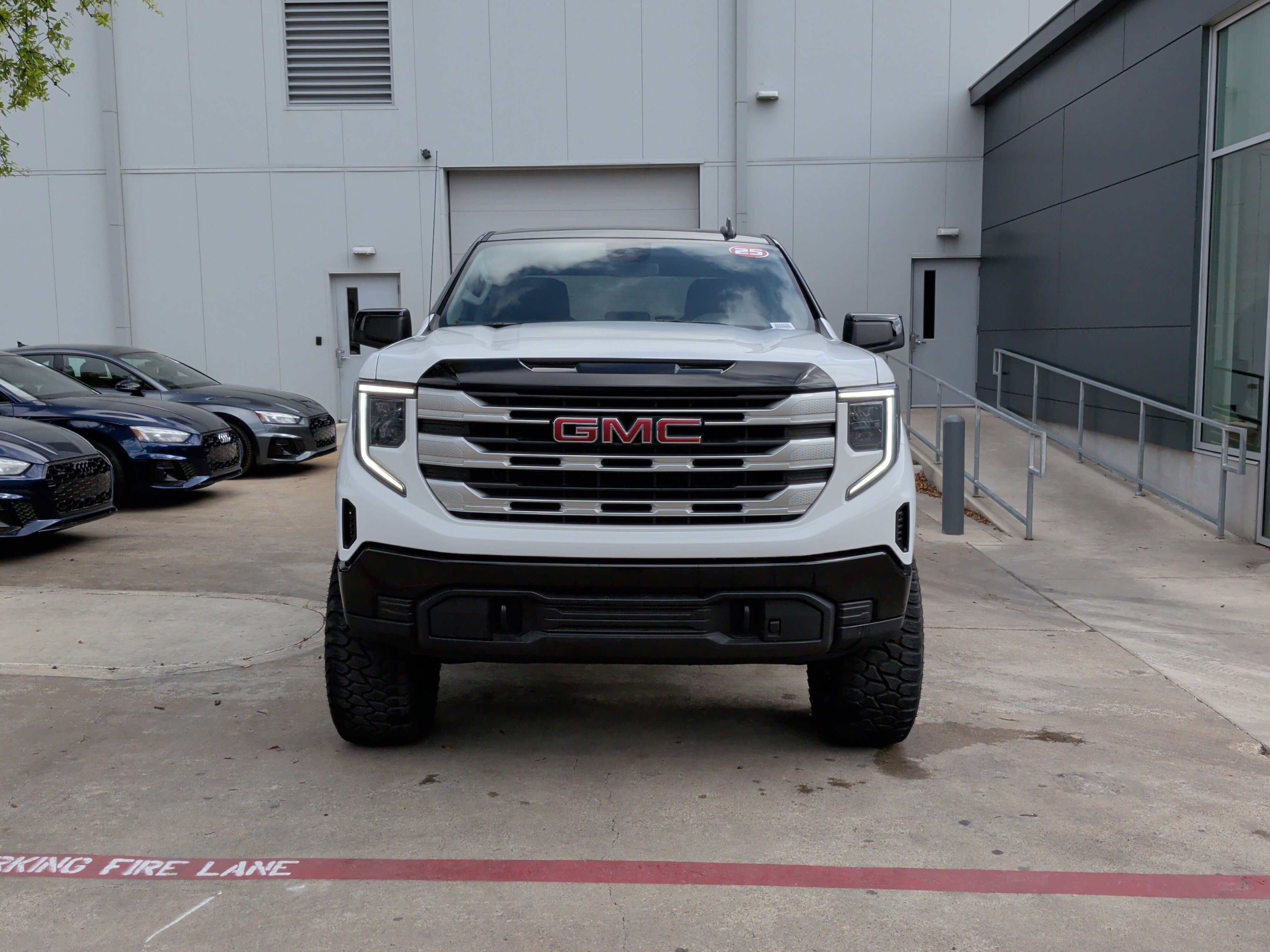 Used 2025 GMC Sierra 1500 SLE image 3