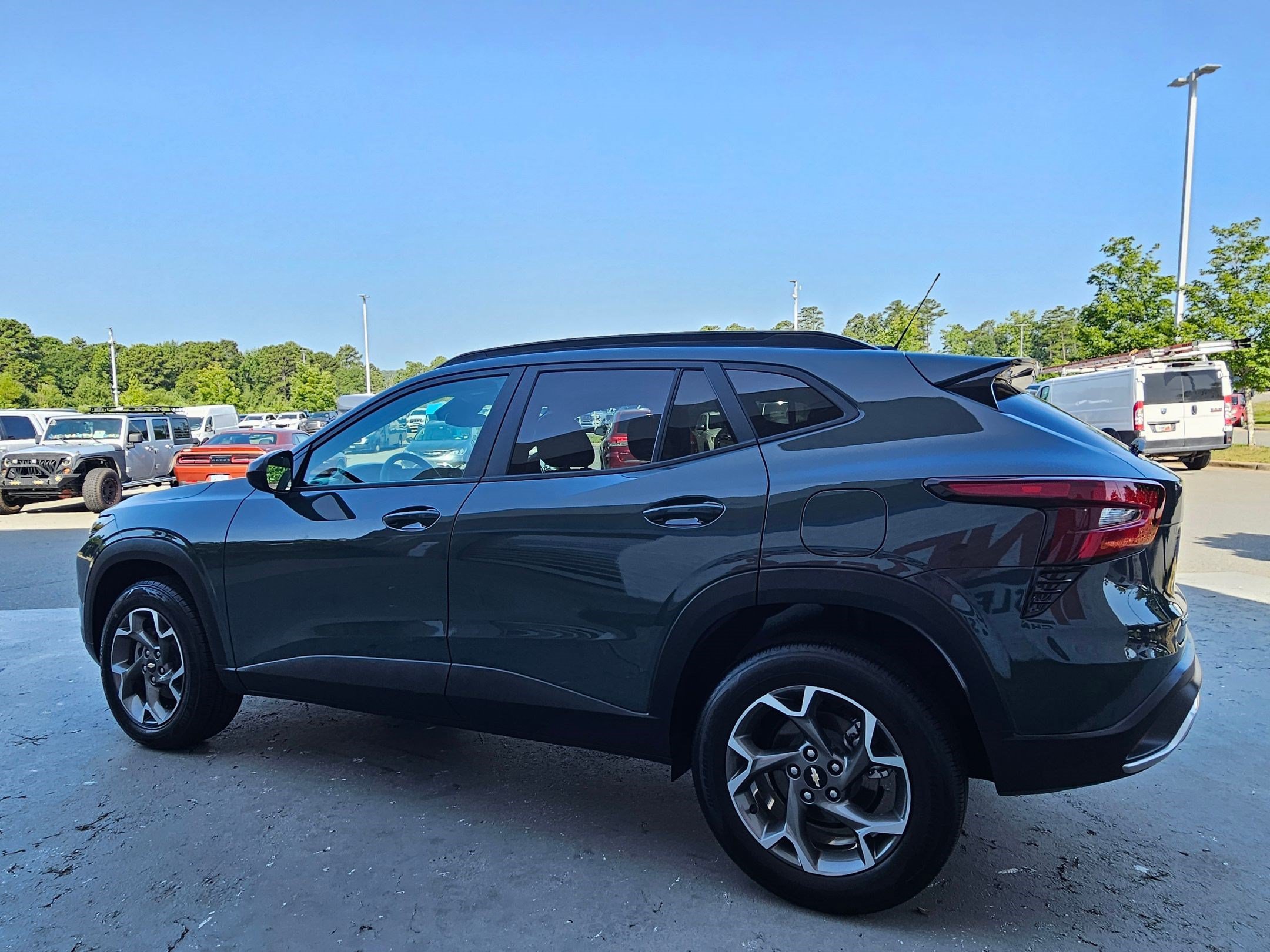 Used 2025 Chevrolet Trax LT FWD image 5