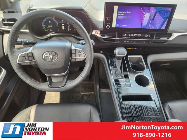 Used 2025 Toyota Sienna XLE Woodland Edition AWD/4WD image 27
