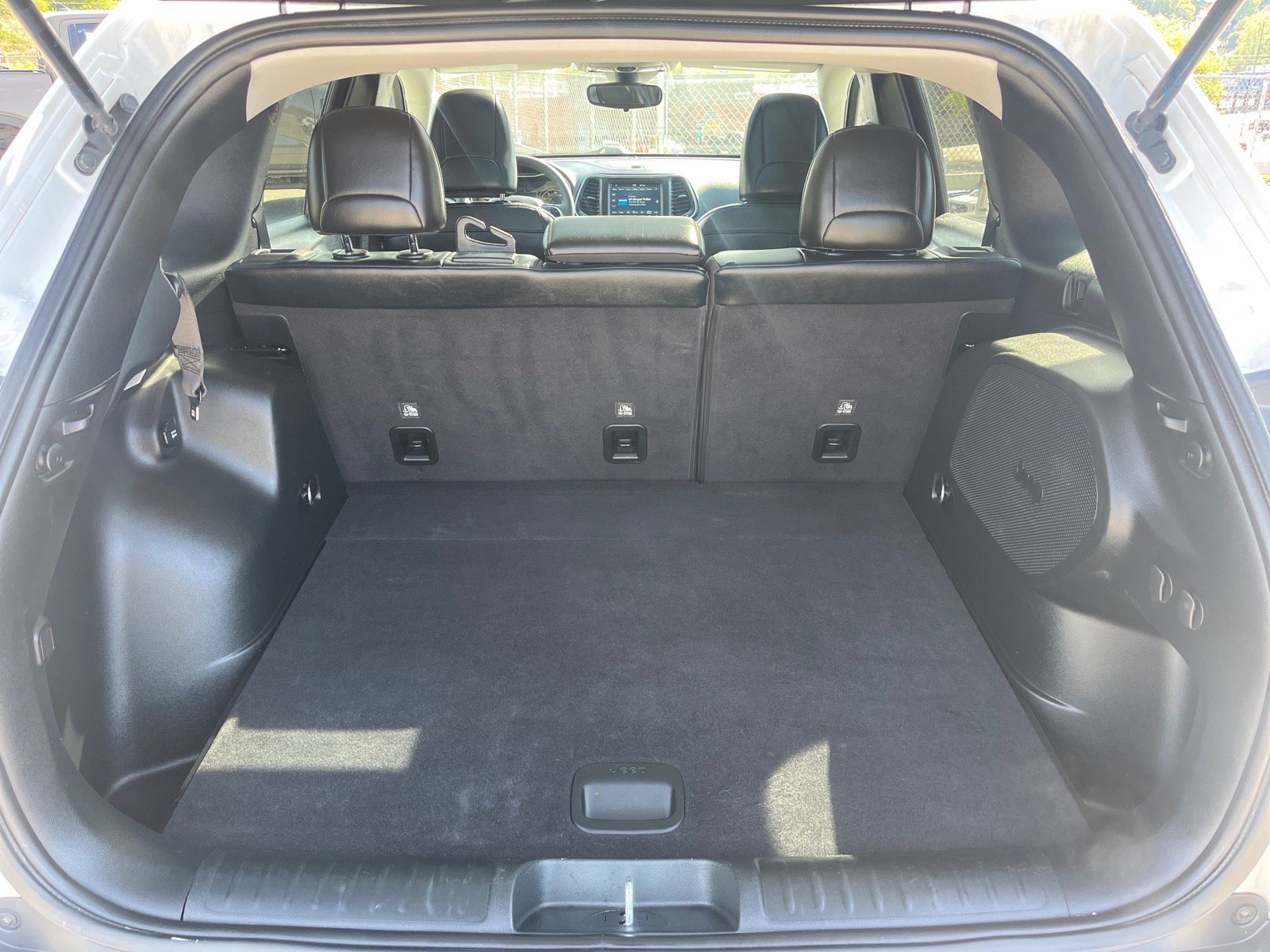 Used 2022 Jeep Cherokee Latitude w/ Sun & Sound Group AWD/4WD image 20