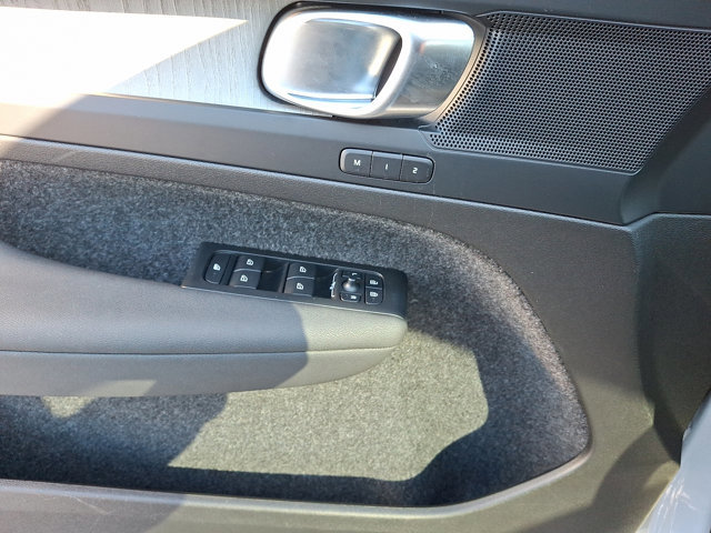 Used 2025 Volvo XC40 B5 Plus image 12