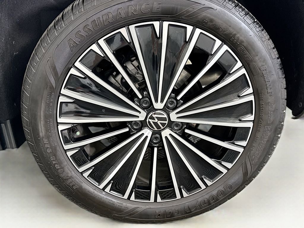 Used 2025 Volkswagen Taos SE w/ Panoramic Sunroof Package image 29