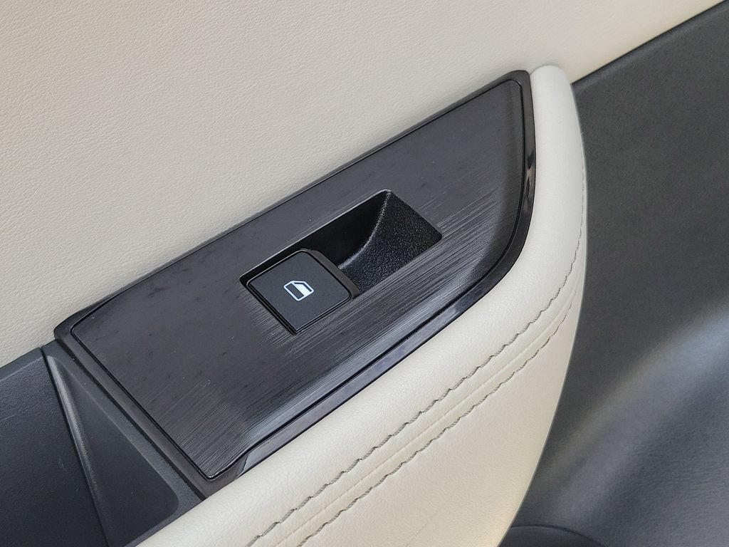Certified 2025 Nissan Rogue SV FWD image 21