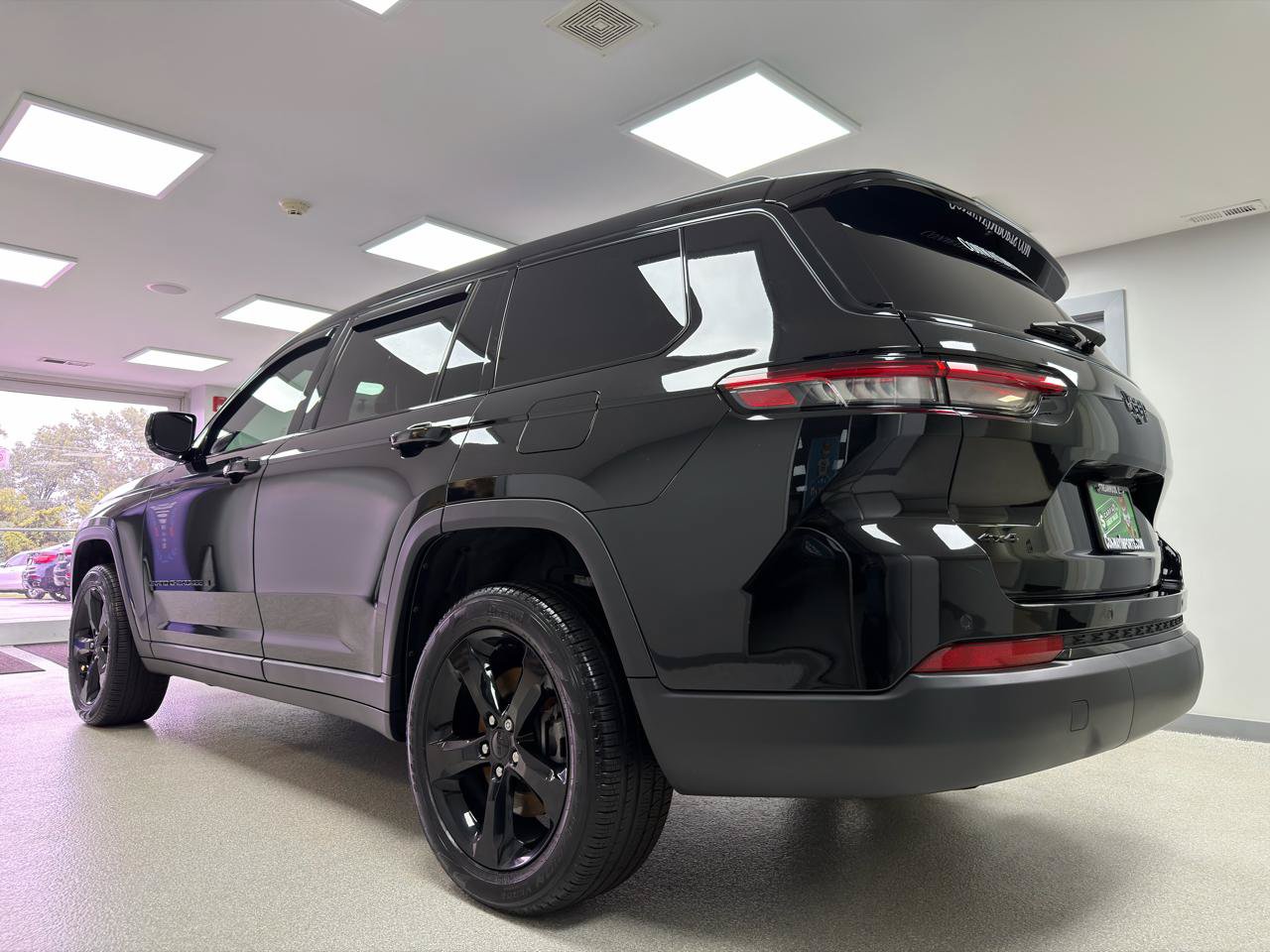 Used 2025 Jeep Grand Cherokee L Limited w/ Black Appearance Package AWD/4WD image 5