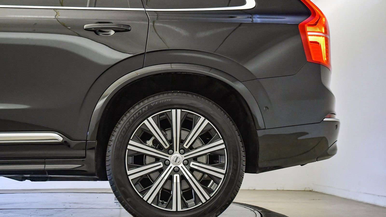 Used 2025 Volvo XC90 B6 Plus image 10