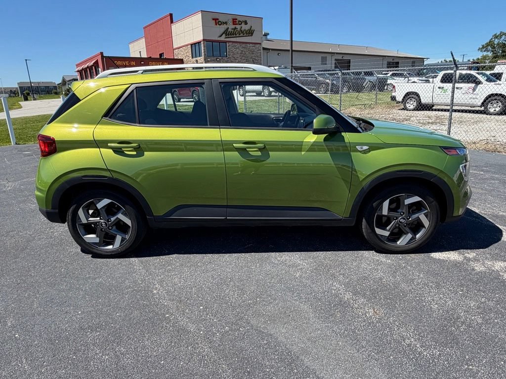 Used 2023 Hyundai Venue SEL FWD image 11