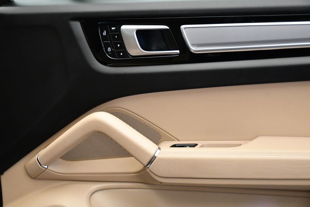 Used 2022 Porsche Cayenne Platinum Edition image 46