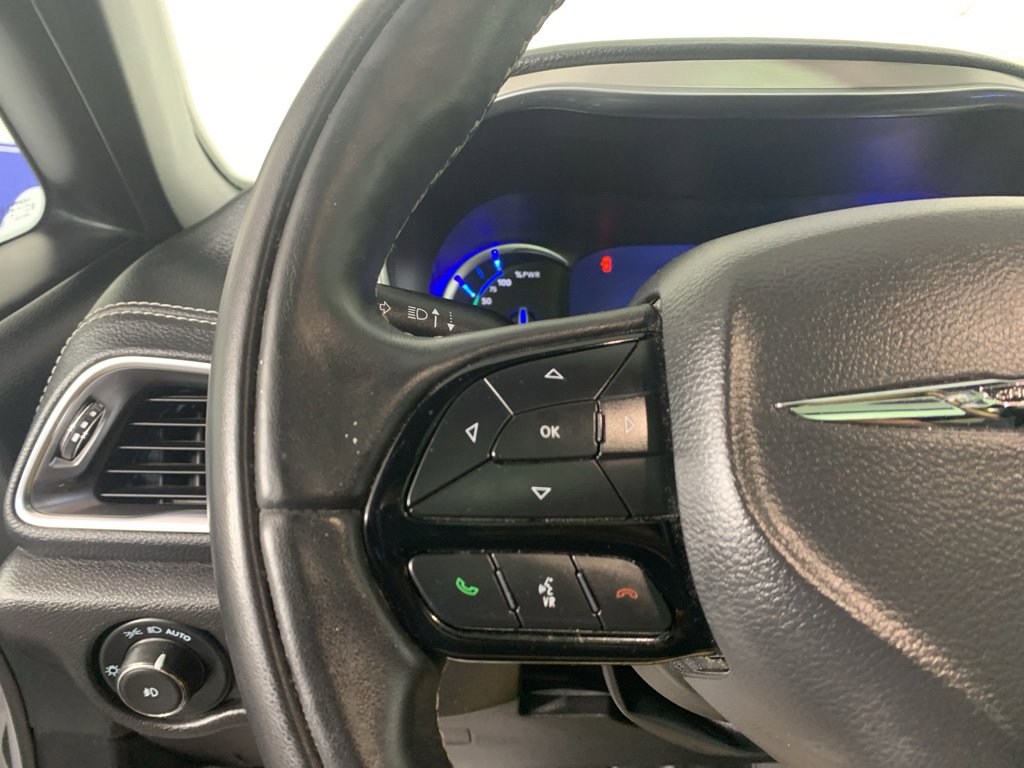 Used 2022 Chrysler Pacifica Limited w/ Uconnect Theater Family Group image 19