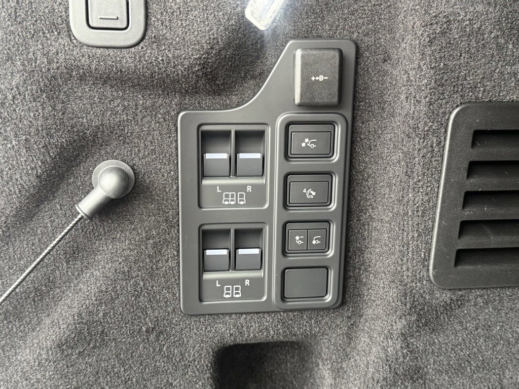 New 2025 Land Rover Discovery Dynamic SE image 39