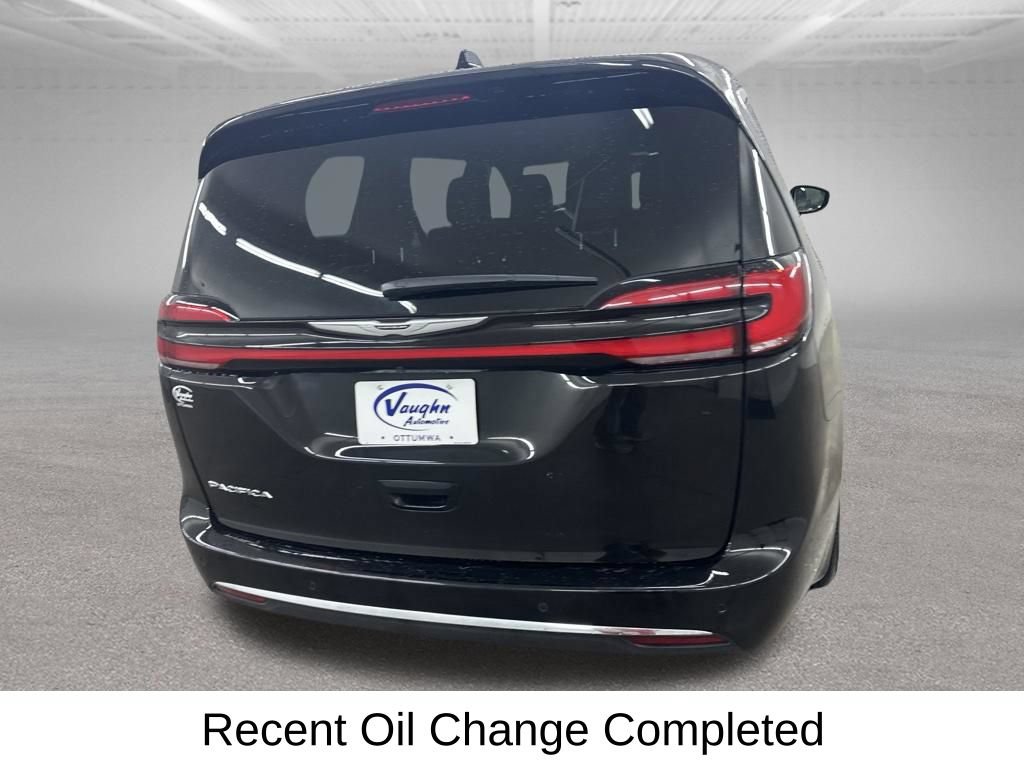 Used 2025 Chrysler Pacifica Select FWD image 12