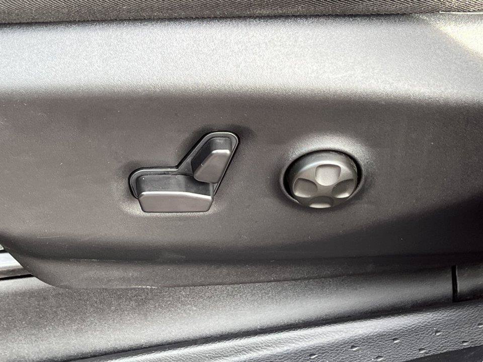 Used 2026 Chrysler Pacifica Limited FWD image 15