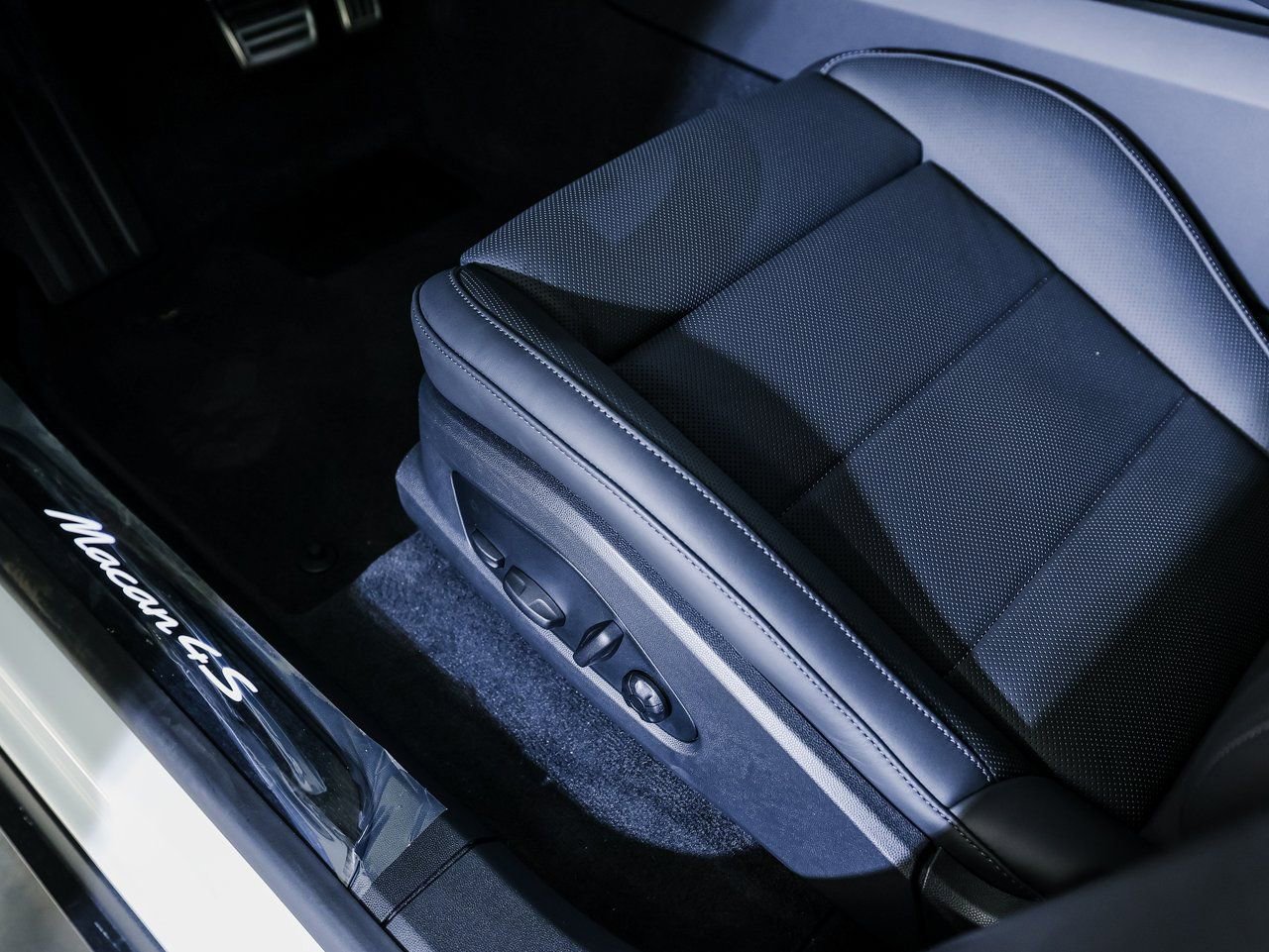 New 2026 Porsche Macan 4S Electric AWD/4WD image 14