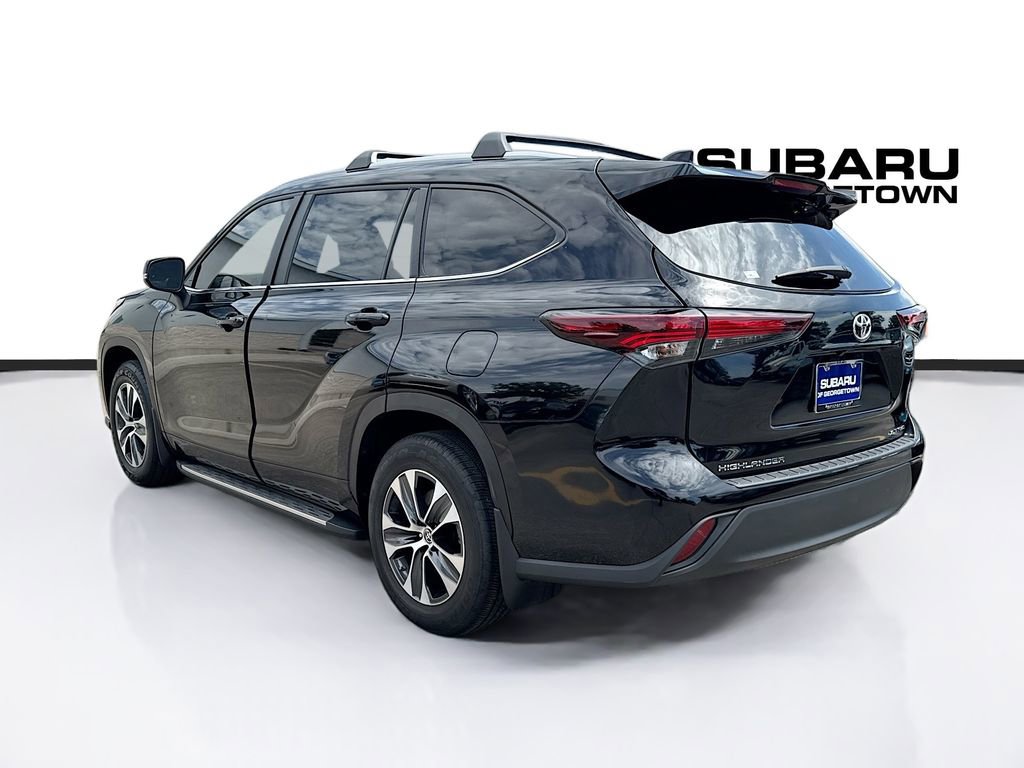 Used 2024 Toyota Highlander XLE AWD/4WD image 5