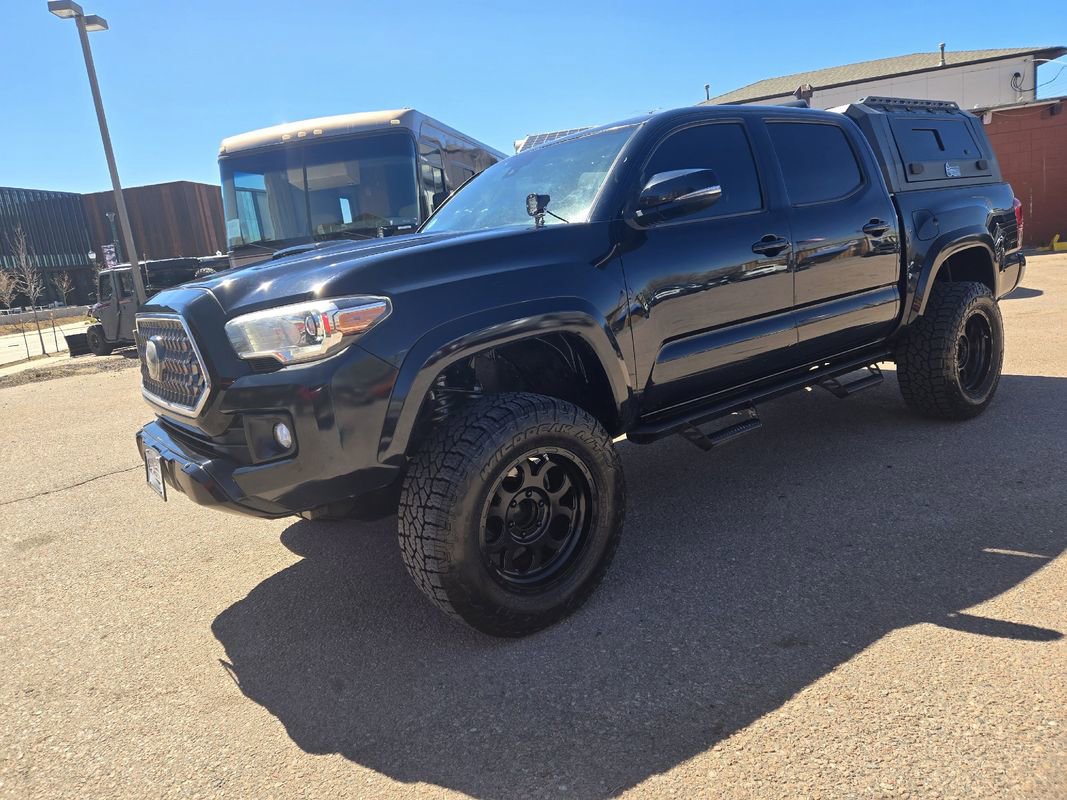 Used 2018 Toyota Tacoma TRD Sport w/ Technology Package AWD/4WD image 3