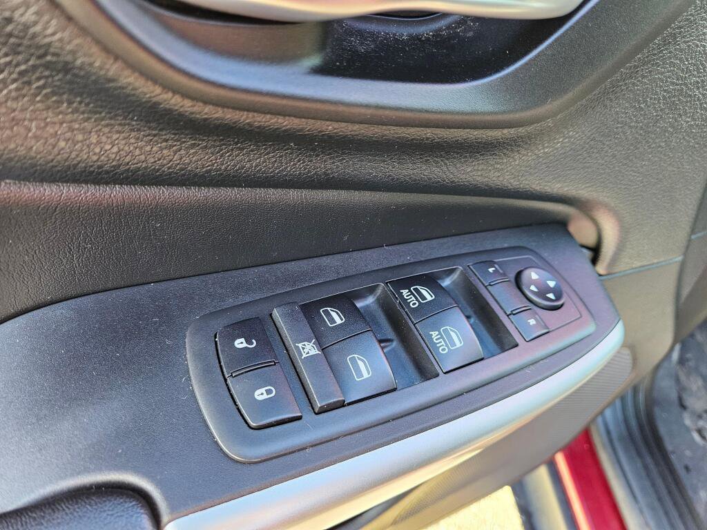 Used 2018 Jeep Cherokee Latitude Plus w/ Comfort/Convenience Group image 19