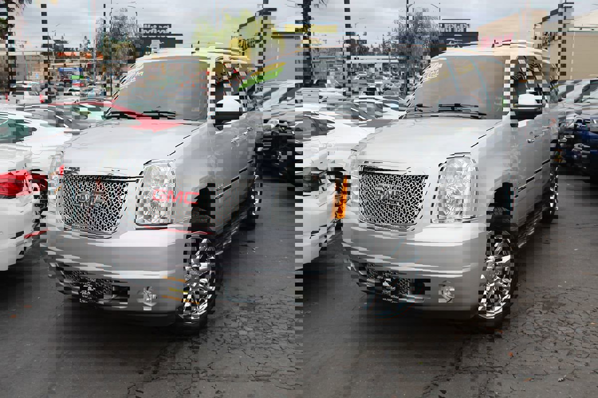 Used 2014 GMC Yukon XL Denali image 2