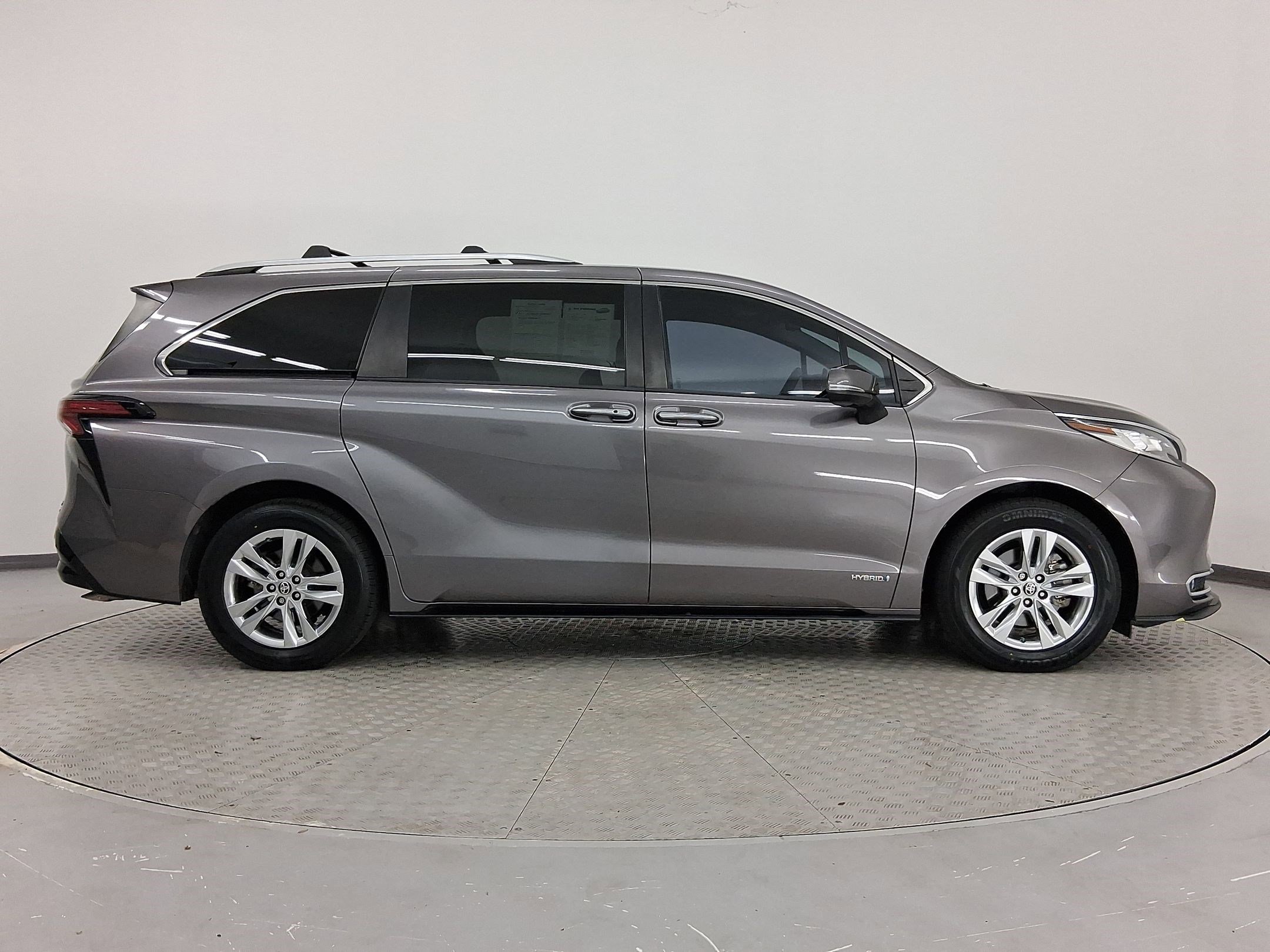 Used 2021 Toyota Sienna Limited image 8