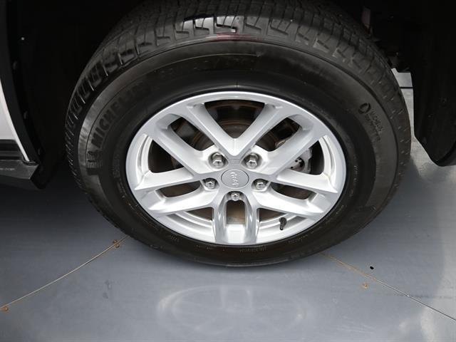 Used 2025 Jeep Grand Cherokee Laredo X image 25