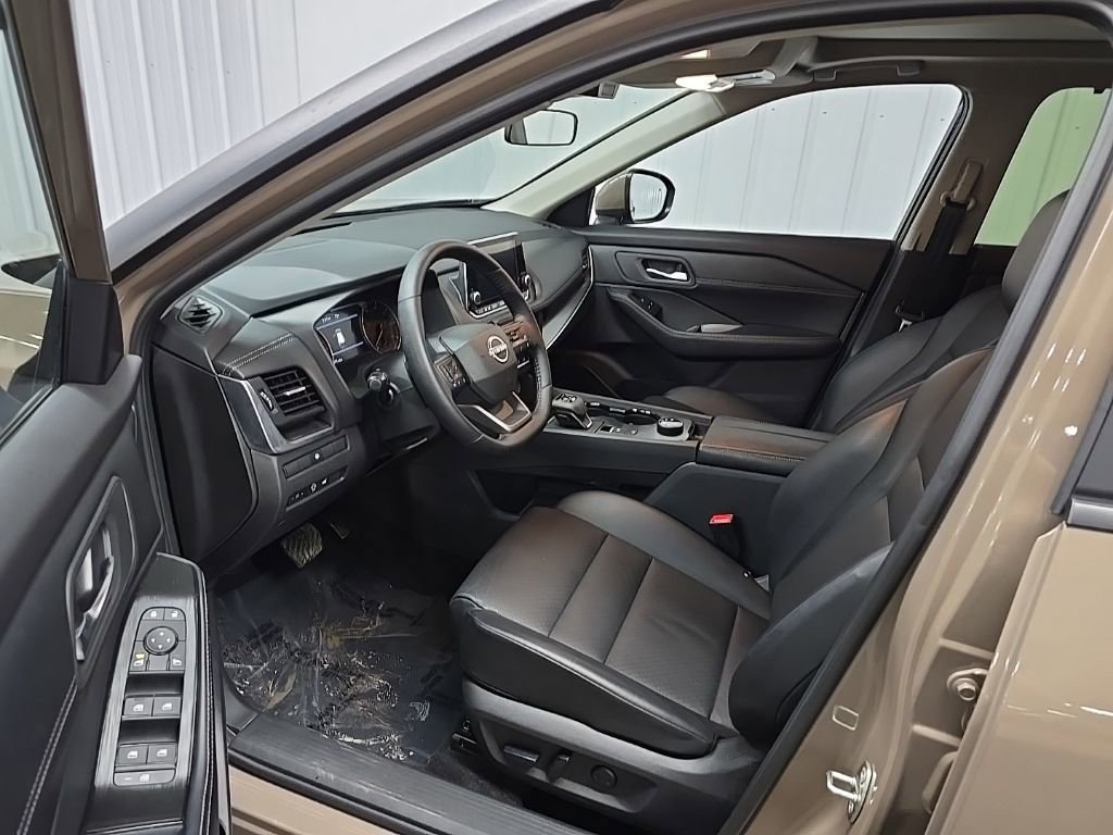 Used 2025 Nissan Rogue SV w/ SV Premium Package image 29