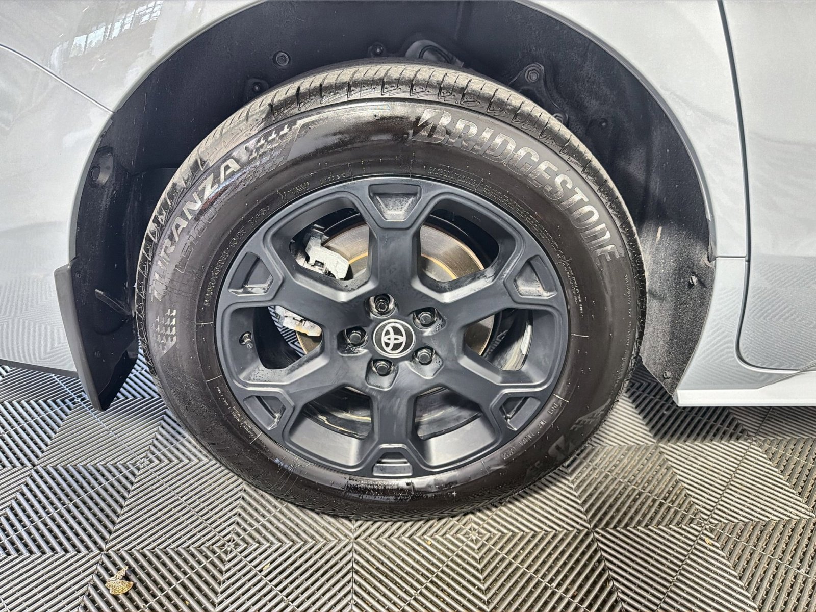 Used 2025 Toyota Sienna XLE Woodland Edition image 12