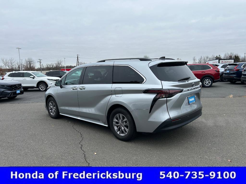 Used 2024 Toyota Sienna XLE image 4