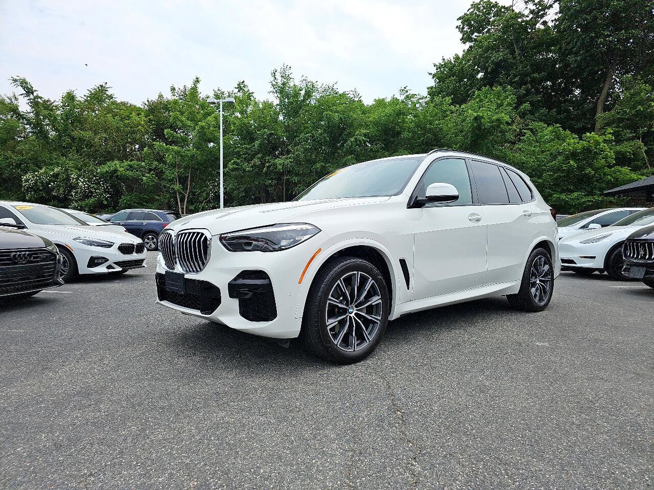 Used 2022 BMW X5 xDrive40i w/ M Sport Package image 3