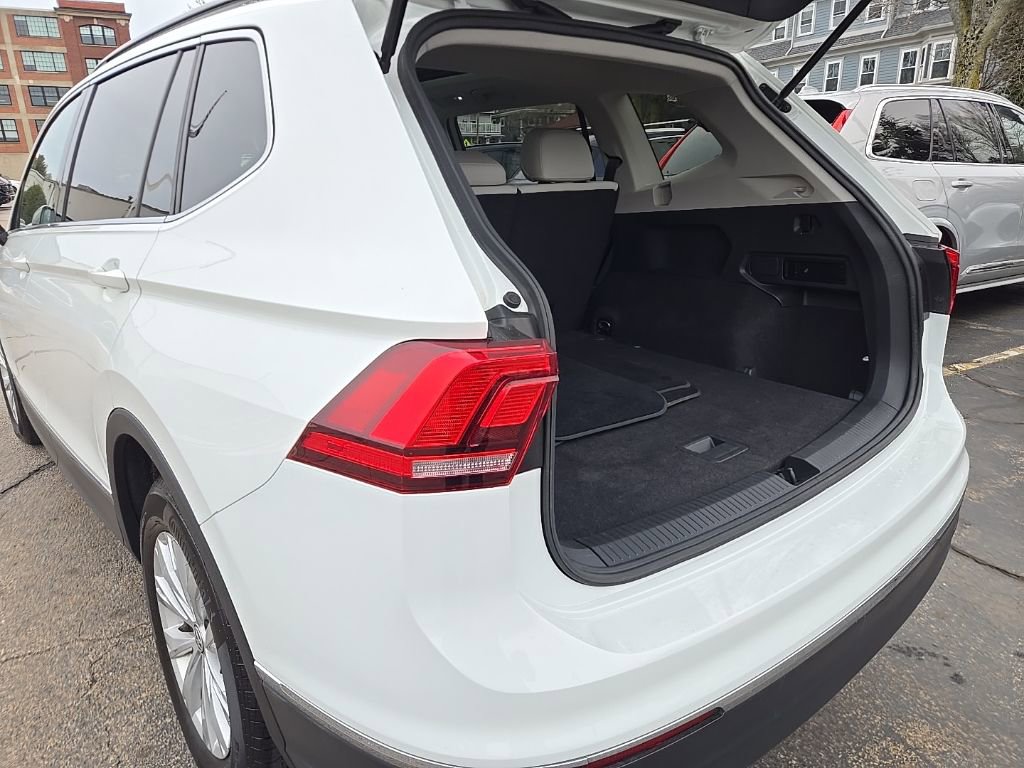 Used 2018 Volkswagen Tiguan SE w/ Panoramic Sunroof Package image 9