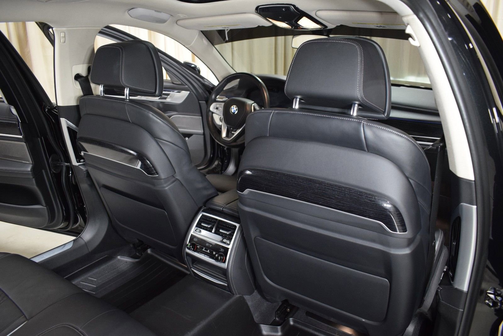 Used 2022 BMW 750i xDrive w/ Executive Package image 19