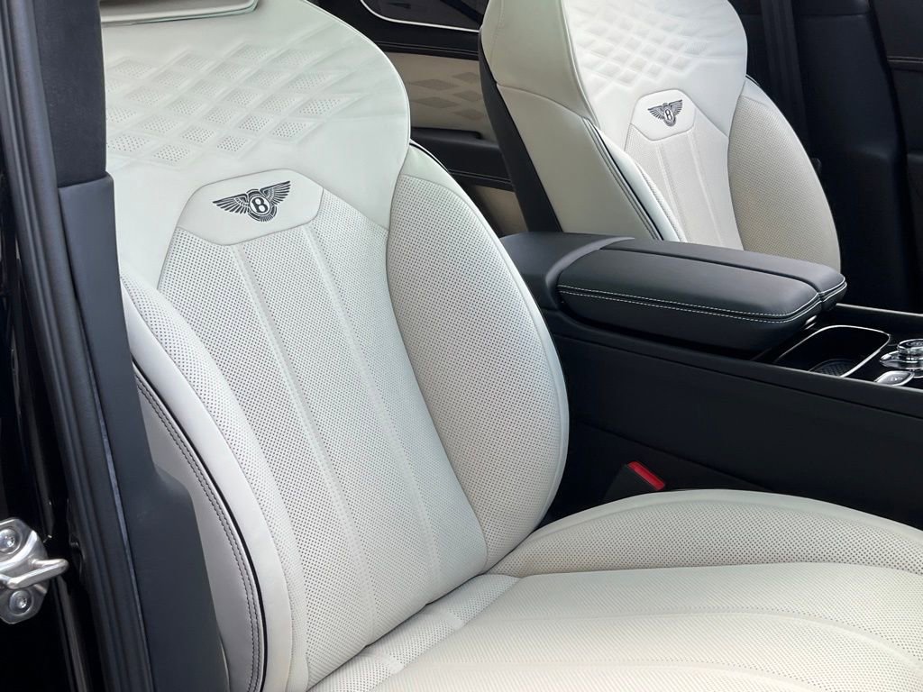 Used 2025 Bentley Bentayga image 45
