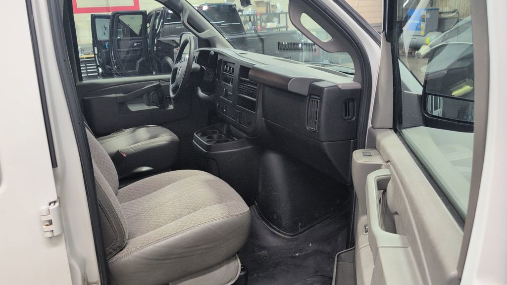 Used 2017 GMC Savana 2500 RWD image 18