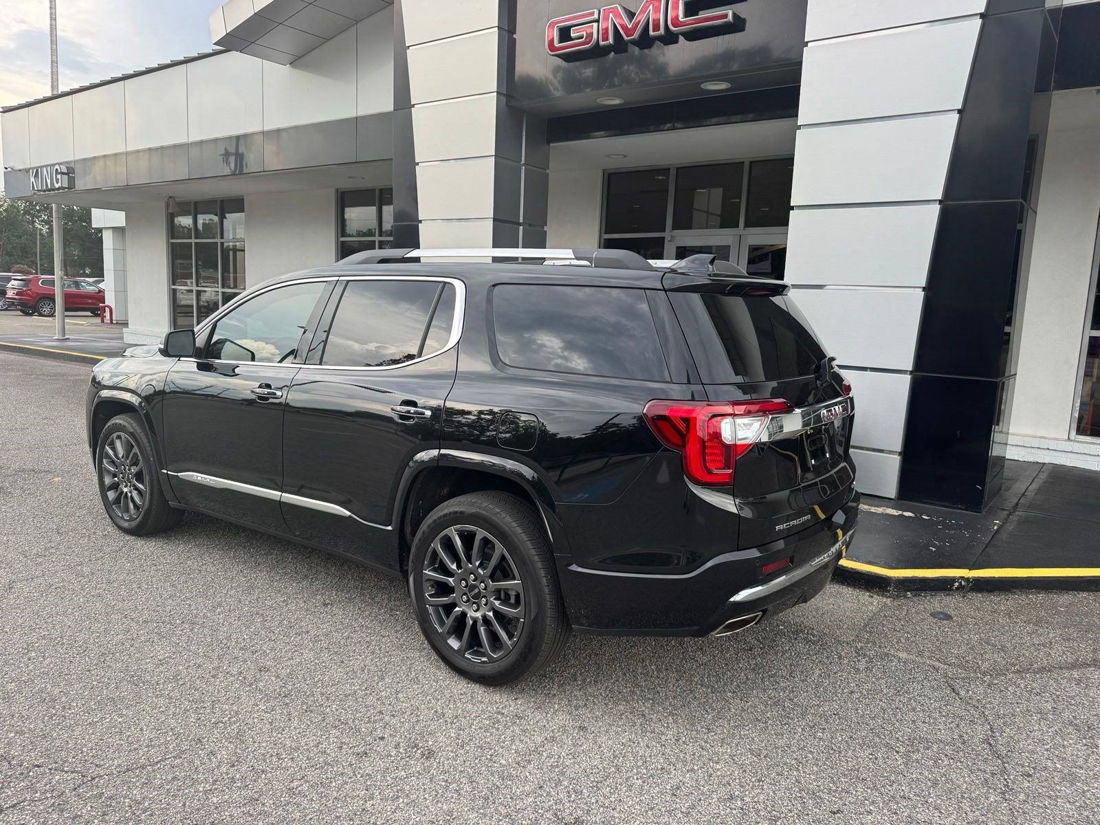 Used 2022 GMC Acadia Denali w/ Black Diamond Edition AWD/4WD image 4