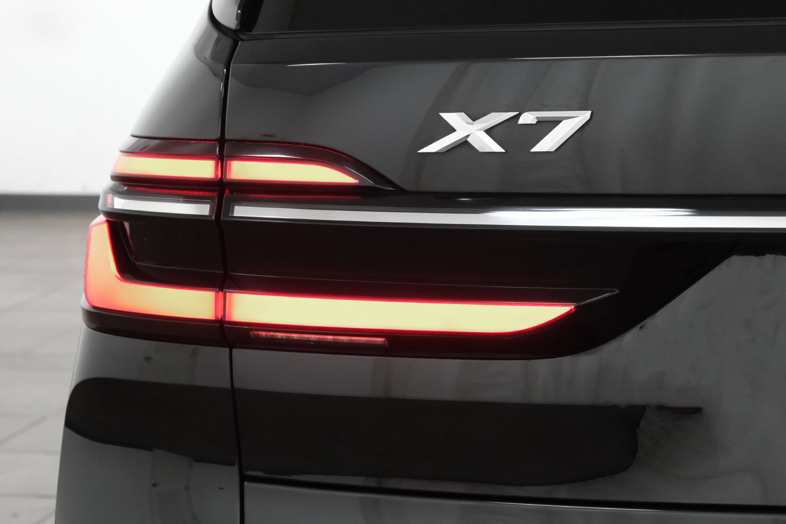 Used 2023 BMW X7 xDrive40i w/ Premium Package AWD/4WD image 4