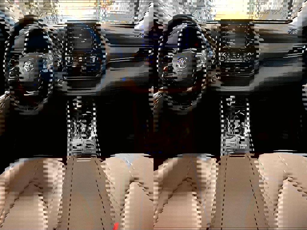 Used 2021 Toyota Highlander XLE image 22