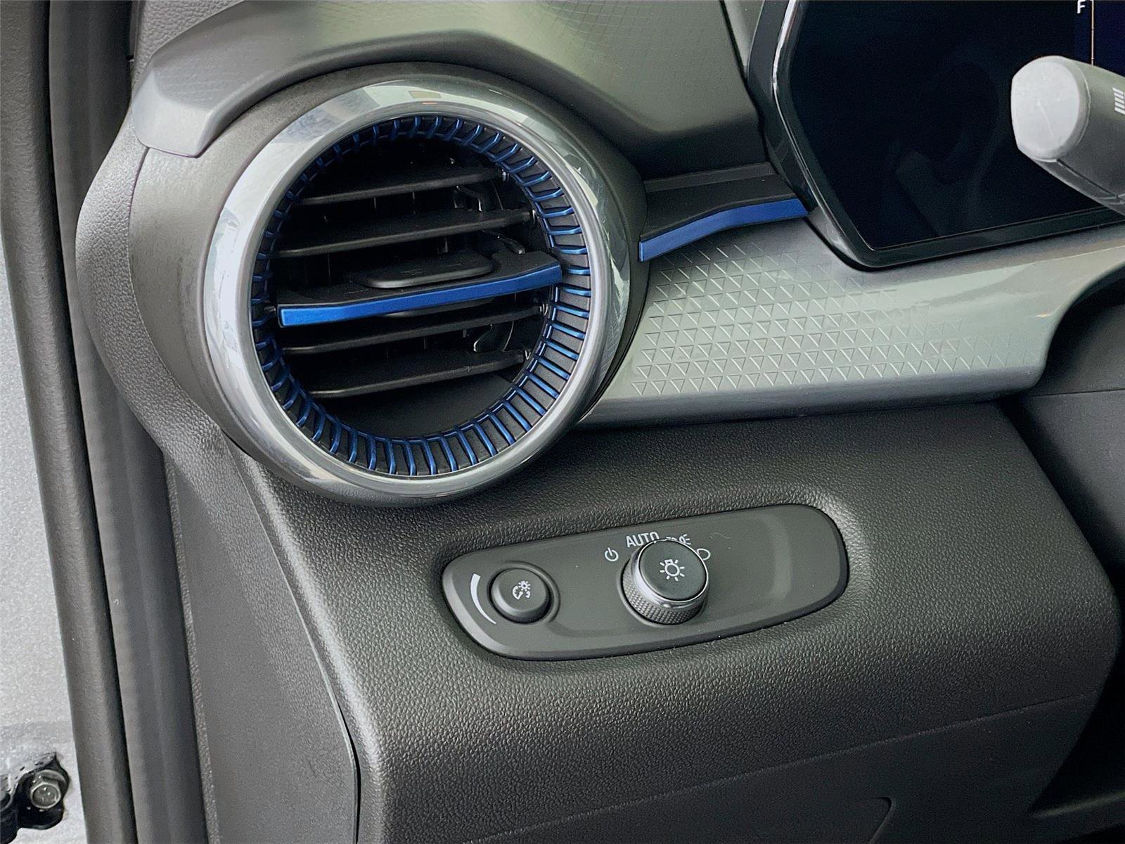 Used 2026 Chevrolet Trax LT image 13