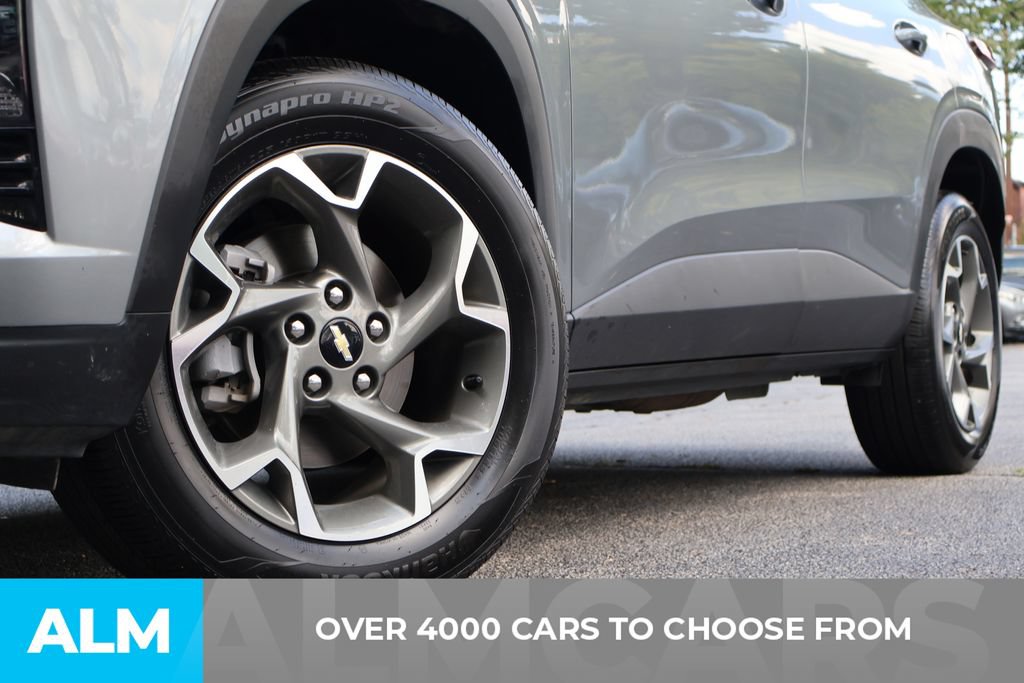 Used 2025 Chevrolet Trax LT FWD image 2