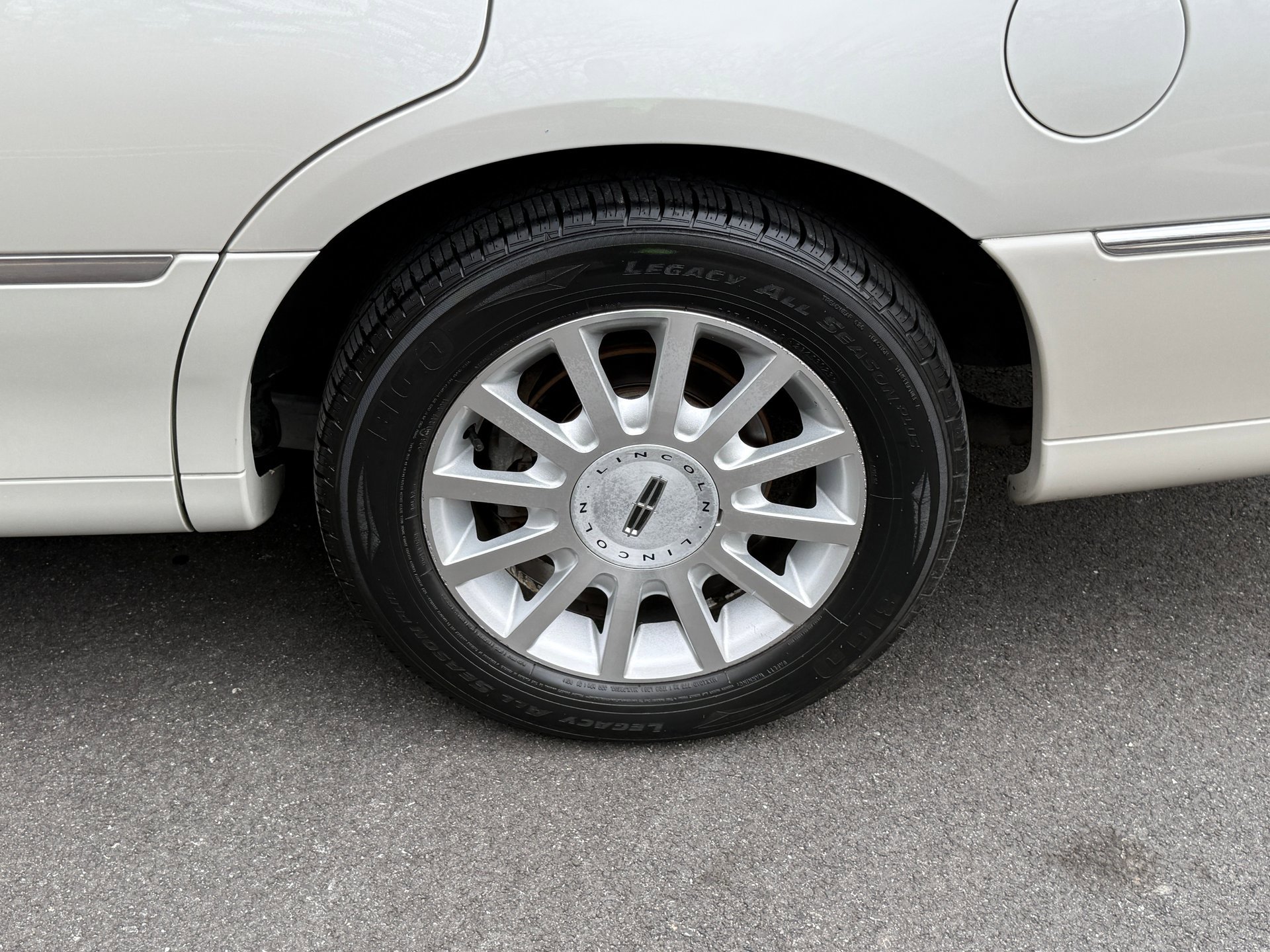 Used 2006 Lincoln Town Car Signature image 12