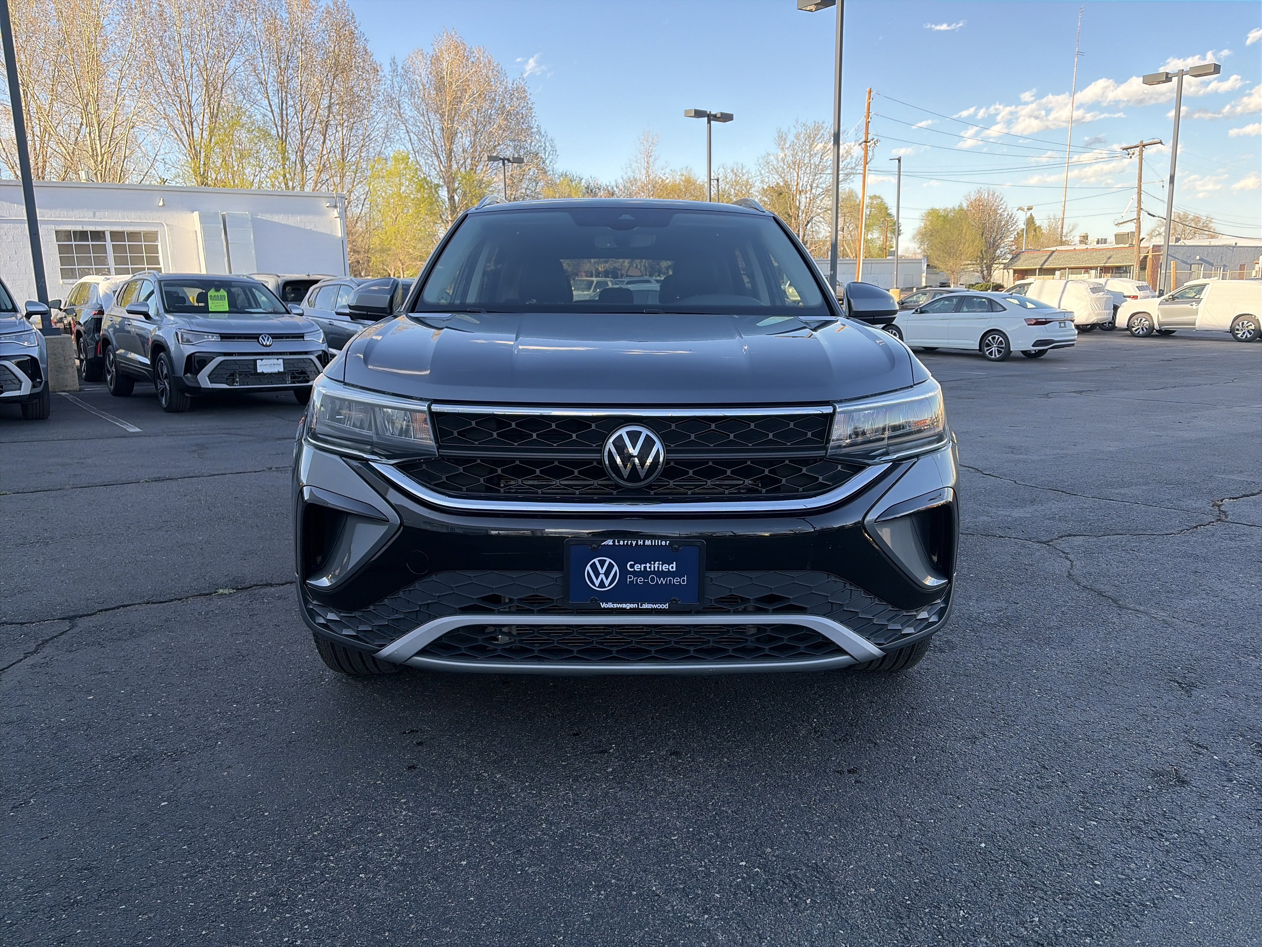 Certified 2023 Volkswagen Taos SE w/ Panoramic Sunroof Package image 2