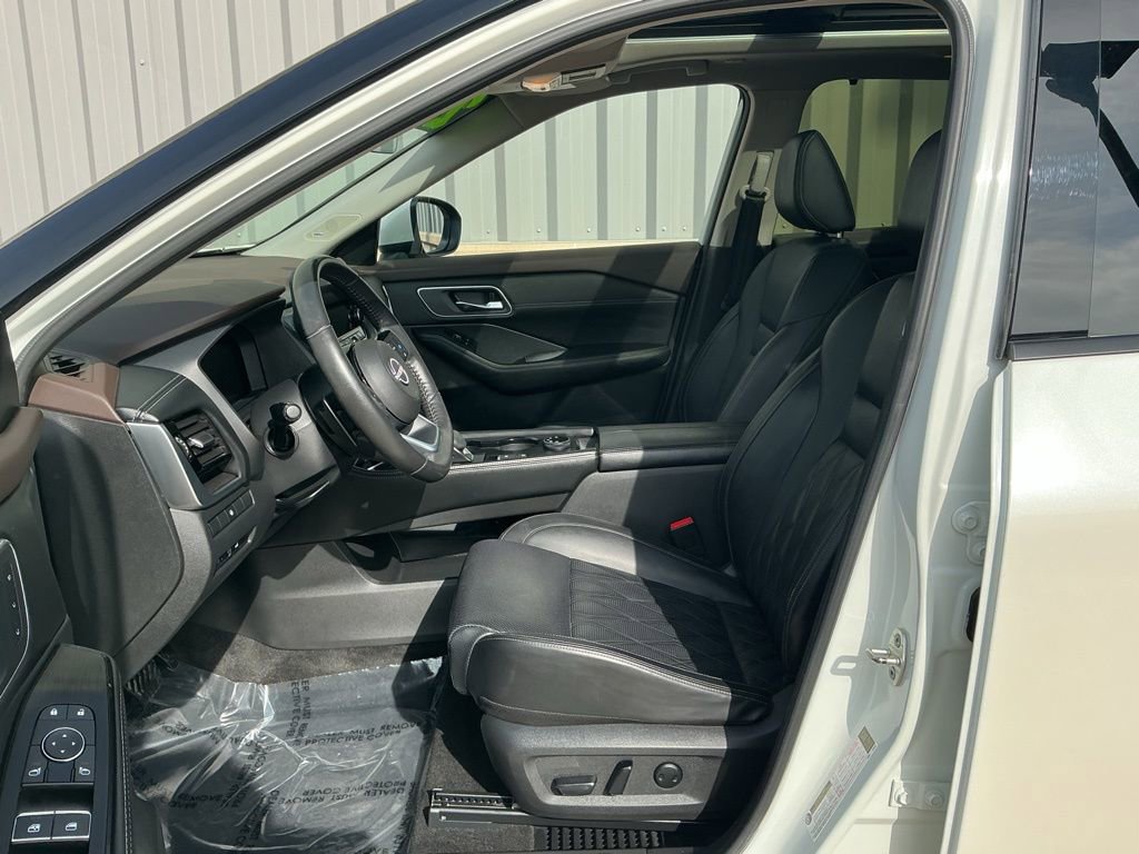 Used 2023 Nissan Rogue Platinum image 8