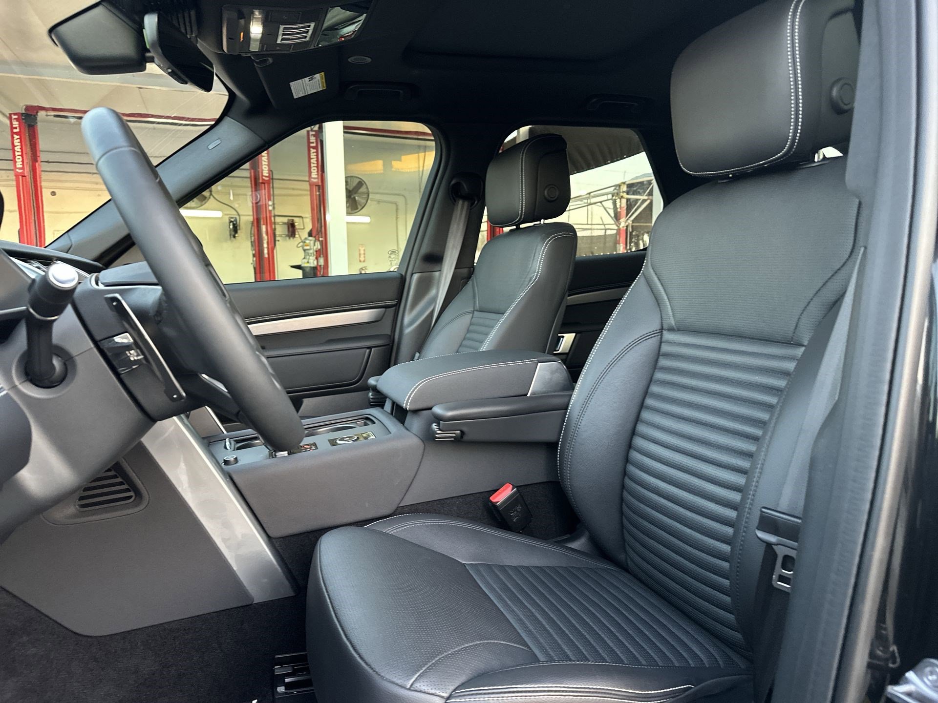 Used 2024 Land Rover Discovery Dynamic SE image 13