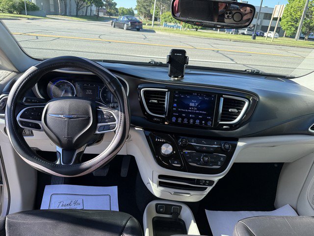 Used 2017 Chrysler Pacifica Touring-L FWD image 12