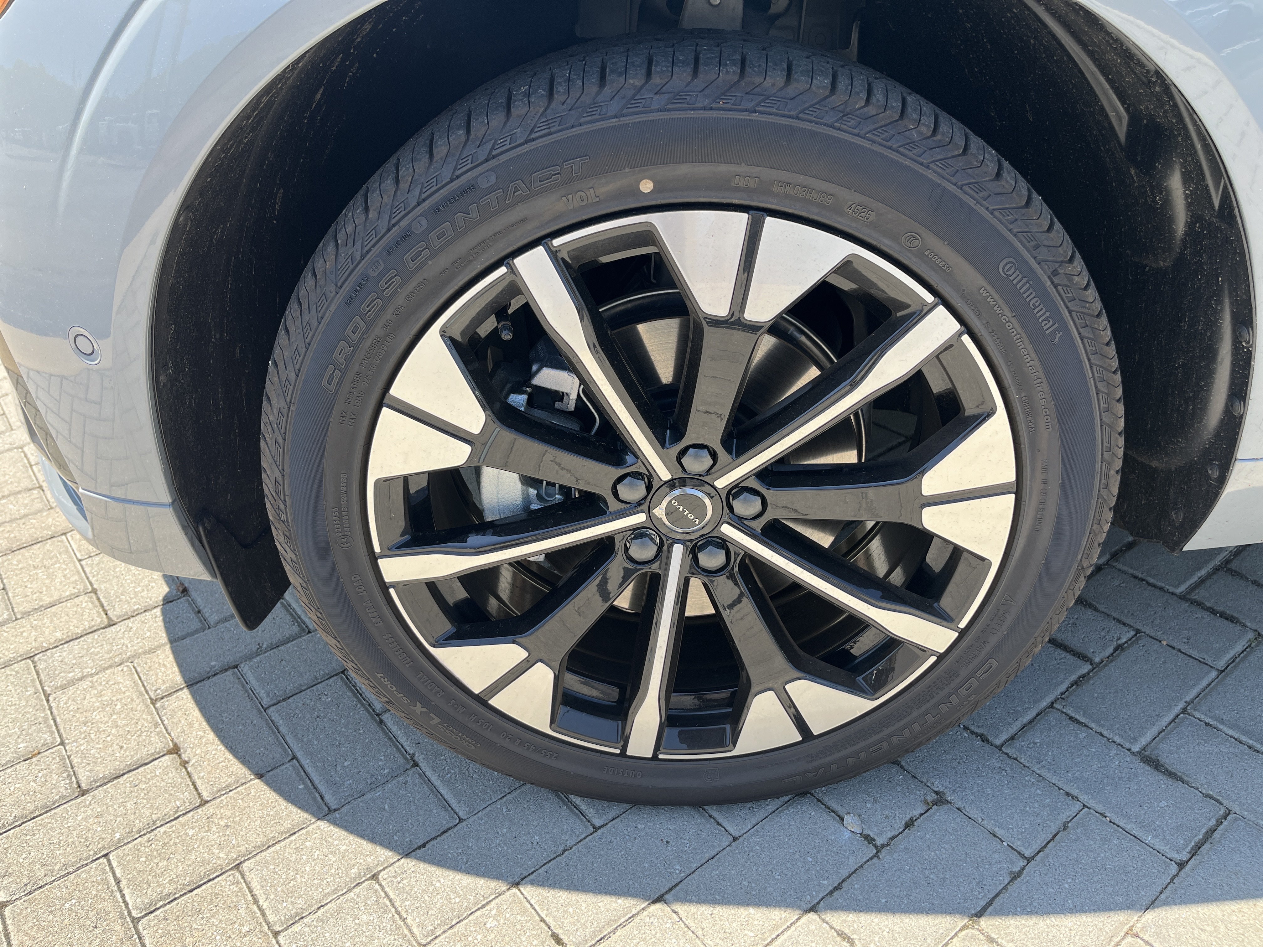 New 2026 Volvo XC60 B5 Plus w/ Protection Package Premier AWD/4WD image 24