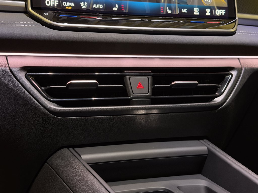 New 2026 Volkswagen Tiguan SE R-Line AWD/4WD image 17