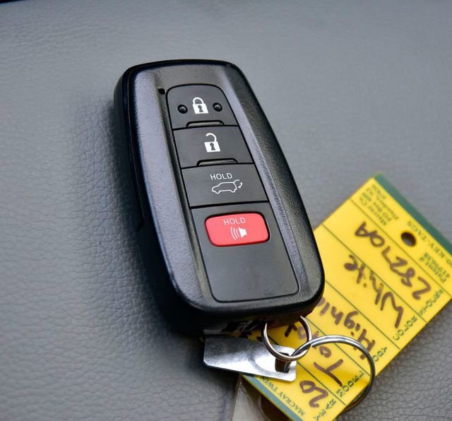 Used 2023 Toyota Highlander XLE image 33