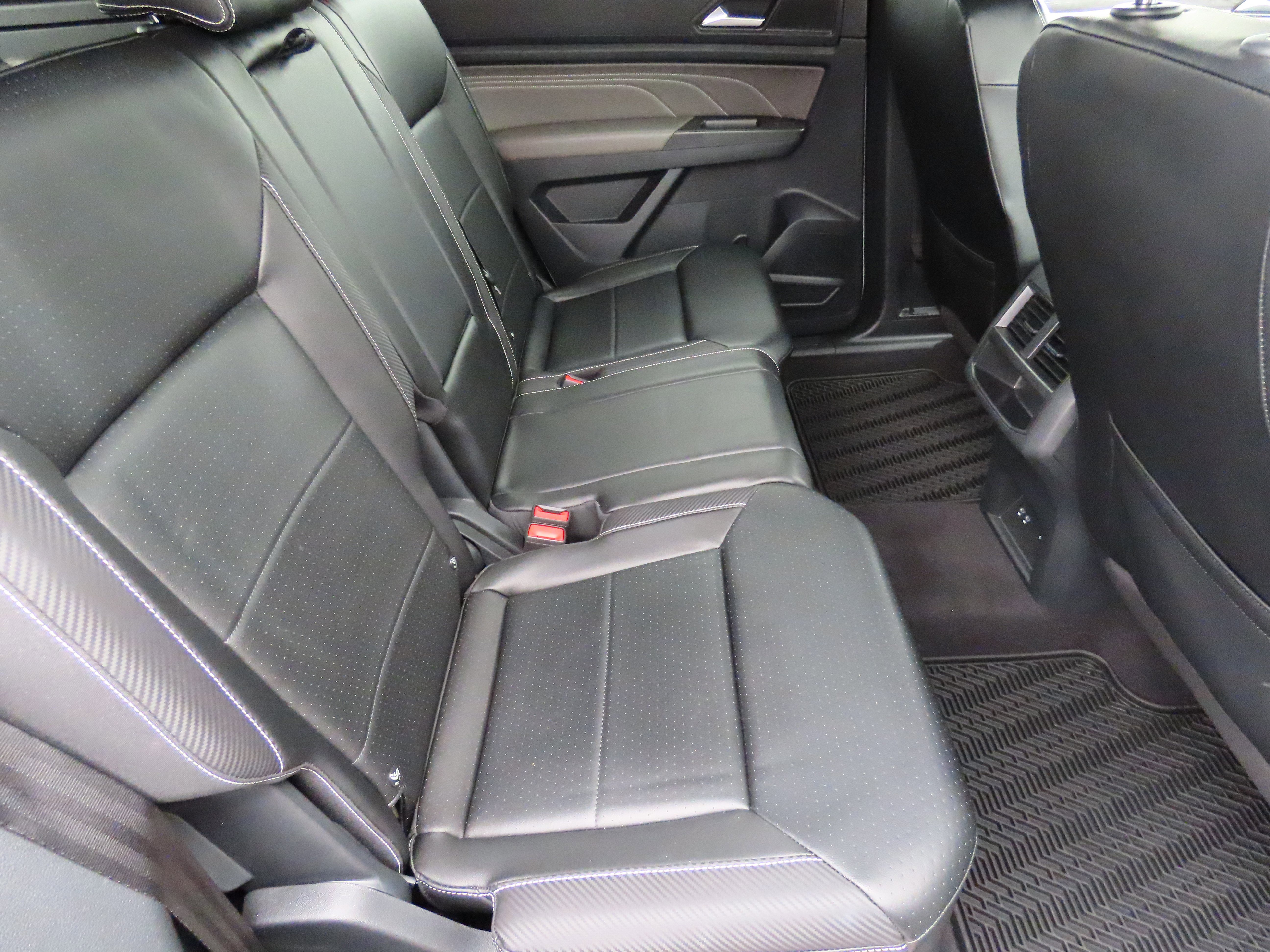 Used 2022 Volkswagen Atlas Cross Sport SE w/ Panoramic Sunroof Package image 14