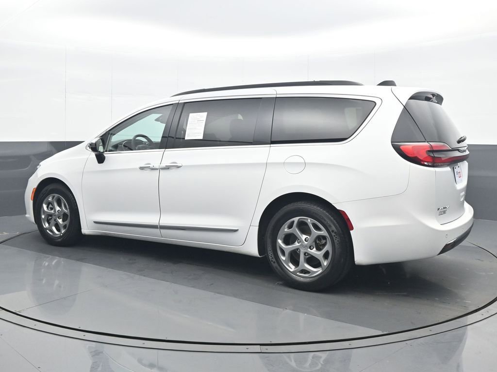 Used 2023 Chrysler Pacifica Limited image 4