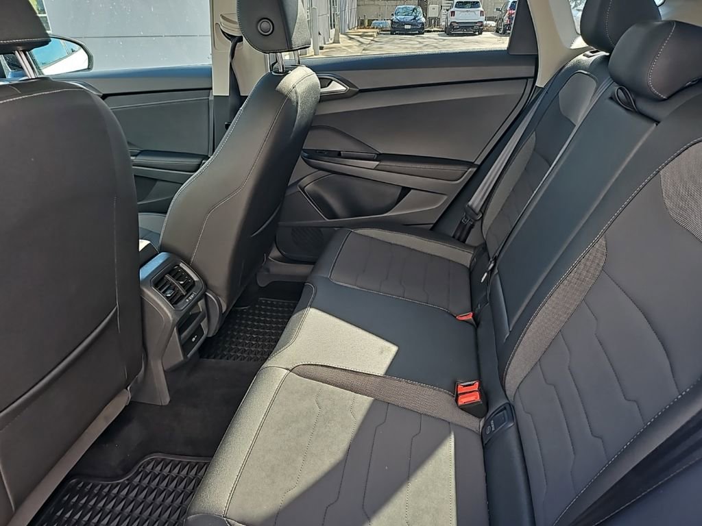 Certified 2025 Volkswagen Taos SE image 11