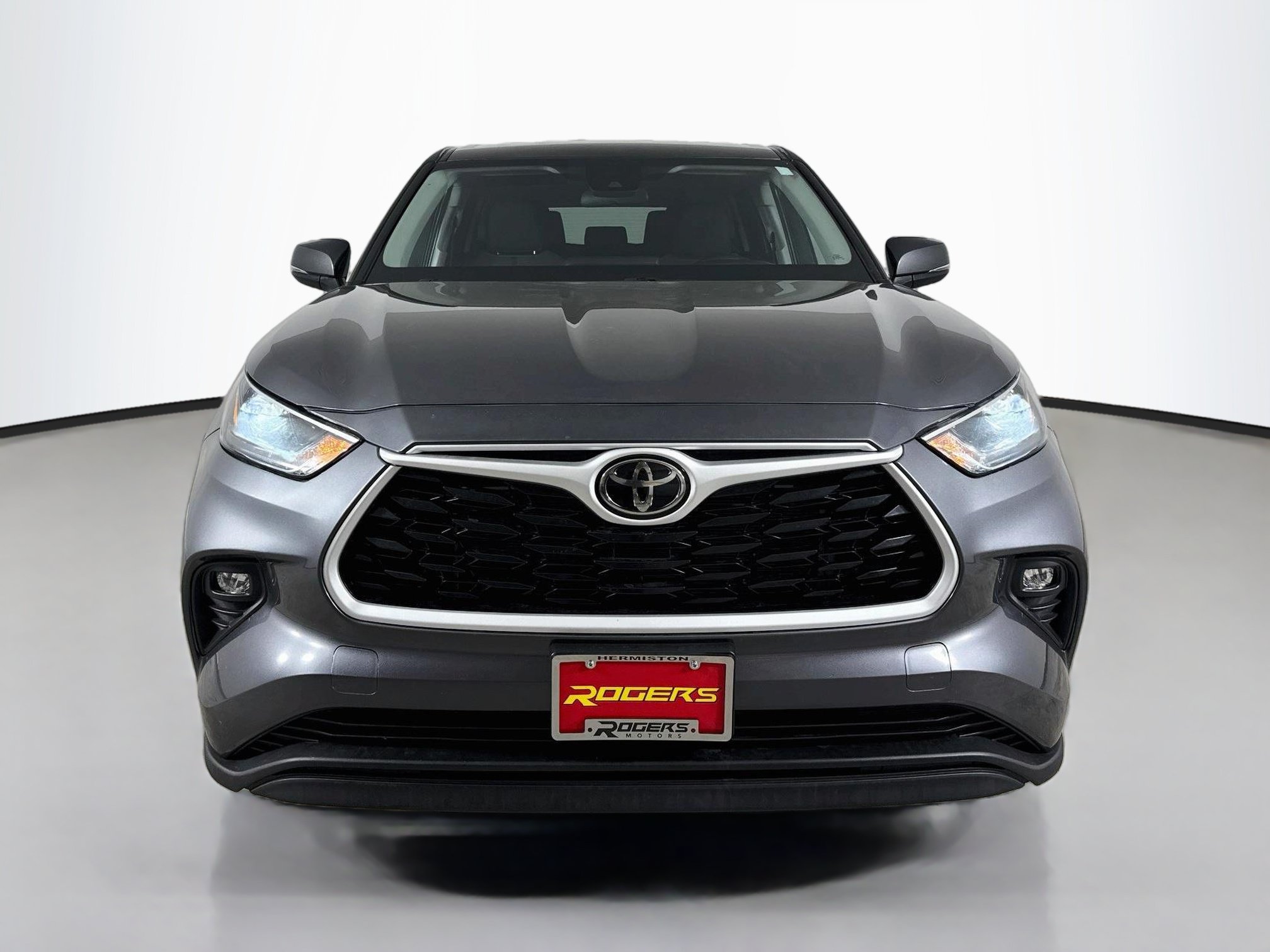 Used 2025 Toyota Highlander LE AWD/4WD image 2