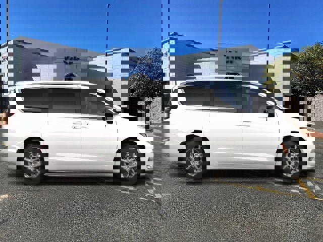 New 2026 Chrysler Pacifica Select image 2