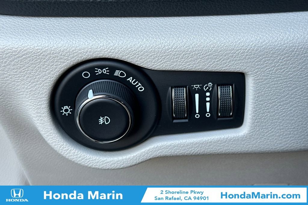 Used 2024 Chrysler Pacifica Select image 34